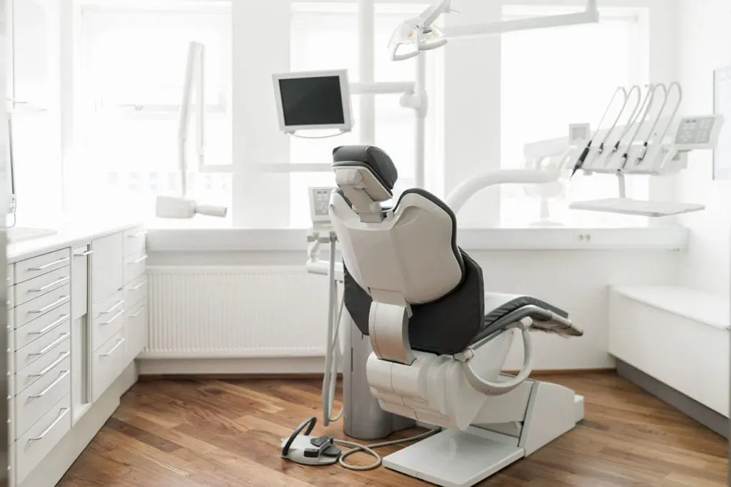 Sala odontoiatrica professionale, luminosa e ordinata