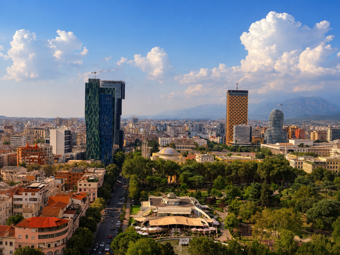 Panorama di Tirana con il centro città, il parco e le montagne