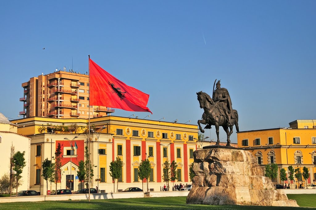 Piazza Skanderbeg a Tirana con la statua di Skanderbeg e la bandiera albanese