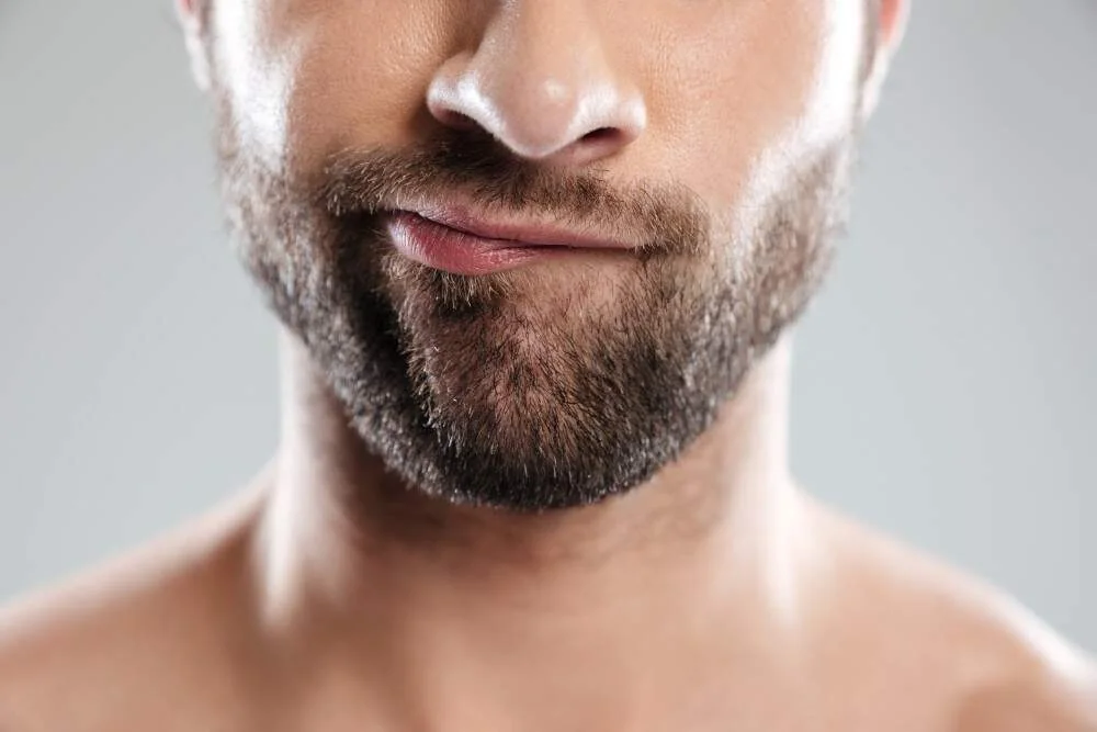 Barba maschile da infoltire o ridisegnare
